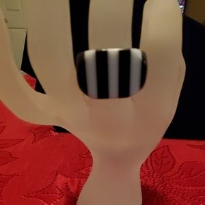 Black/White Acrylic Ring Size 8 Costume Jewelry